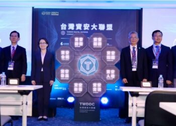 (左起第四位)蕭美琴副總統、數位發展部黃彥男部長、數位發展部數位產業署呂正華署長(右起第一位)立法委員林楚茵