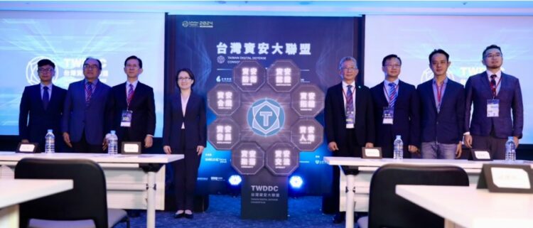 (左起第四位)蕭美琴副總統、數位發展部黃彥男部長、數位發展部數位產業署呂正華署長(右起第一位)立法委員林楚茵