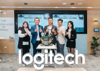 logitech台港澳總經理 施前江aries (中) 與團隊舉杯歡慶 Logitech For Business 商務協作展示中心開幕一週年，成效卓越