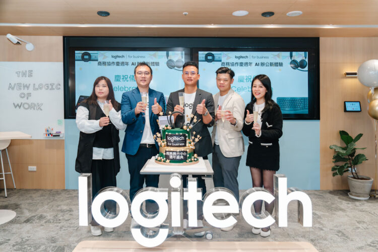 logitech台港澳總經理 施前江aries (中) 與團隊舉杯歡慶 Logitech For Business 商務協作展示中心開幕一週年，成效卓越