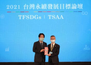 1101013中華電信新聞照片附件3 中華電榮獲「台灣永續行動獎」三金一銀一銅高度肯定，由郭水義總經理代表領獎。