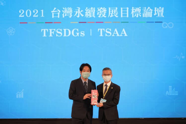 1101013中華電信新聞照片附件3 中華電榮獲「台灣永續行動獎」三金一銀一銅高度肯定，由郭水義總經理代表領獎。