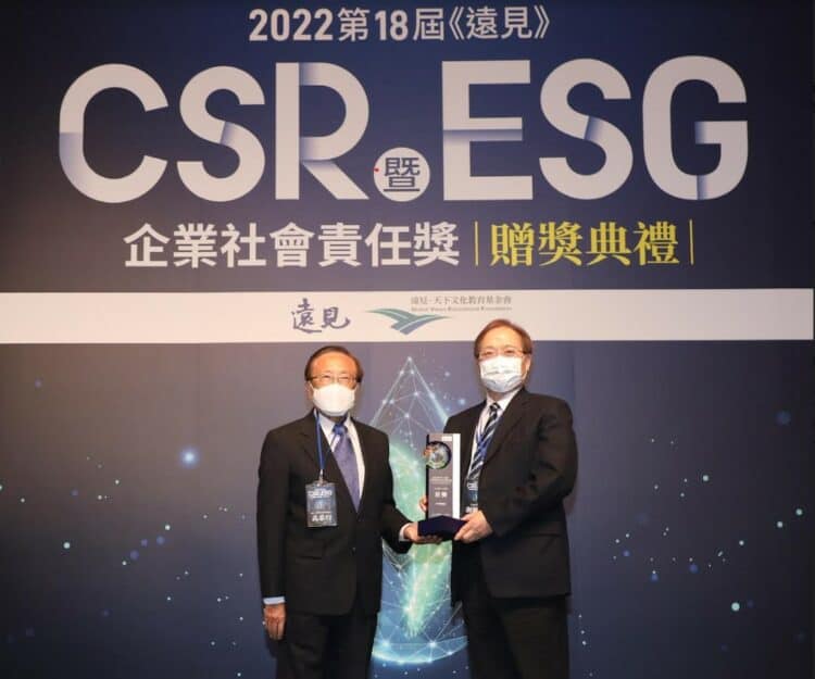 1110503中華電信新聞稿照片 中華電信榮獲2022遠見csr暨esg企業社會責任獎 「esg綜合績效」、「樂齡友善專案」雙首獎肯定，由董事長謝繼茂（右）代表領獎