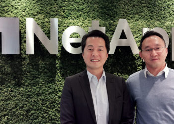 NetApp台灣區總經理林松源(圖左)與硬體工程經理謝順欽(圖右)
