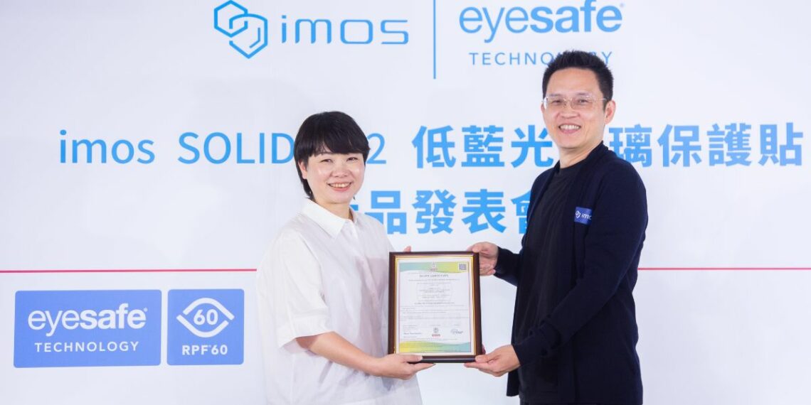 1200 Imos創辦人 郭信宏(右) 與 Bureau Veritas 台灣總經理 黃姿綿(左)授證合影