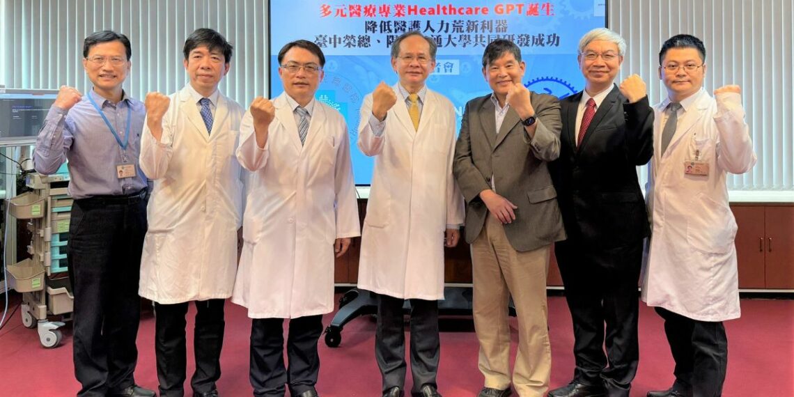 1200 臺中榮民宗醫院院長陳適安(中)率領智慧醫療團隊與陽明交通大學副校長李鎮宜(右三)及heal