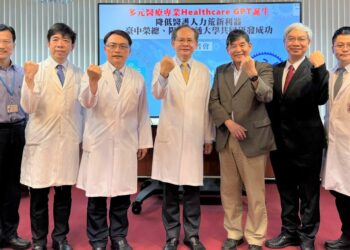 1200 臺中榮民宗醫院院長陳適安(中)率領智慧醫療團隊與陽明交通大學副校長李鎮宜(右三)及heal