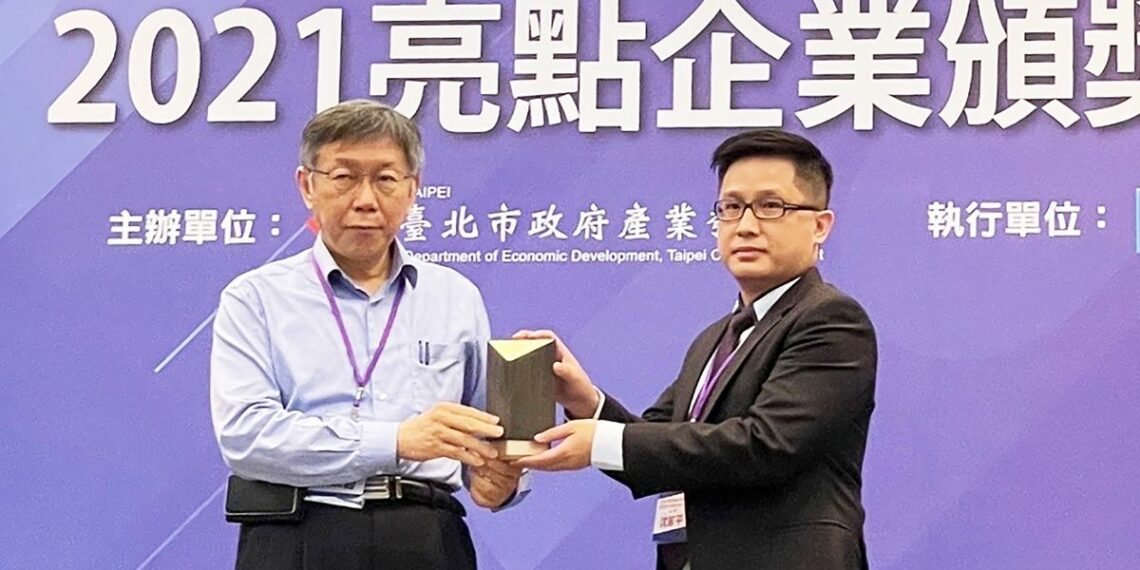 1200 諾亞克科技榮獲亮點企業全場最大獎評審團獎，由台北市長柯文哲頒發獎項