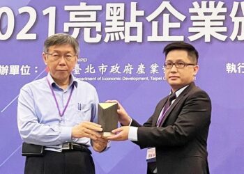 1200 諾亞克科技榮獲亮點企業全場最大獎評審團獎，由台北市長柯文哲頒發獎項