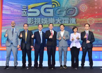 由左至右：台灣夏普張凱傑總經理、大甲鎮瀾宮鄭銘坤副董事長、經濟部工業局顏鳳旗副組長、三立集團張榮華總經理、工業技術研究院張培仁副院長、中華電信行動通信分公司連秋銘副總工程師