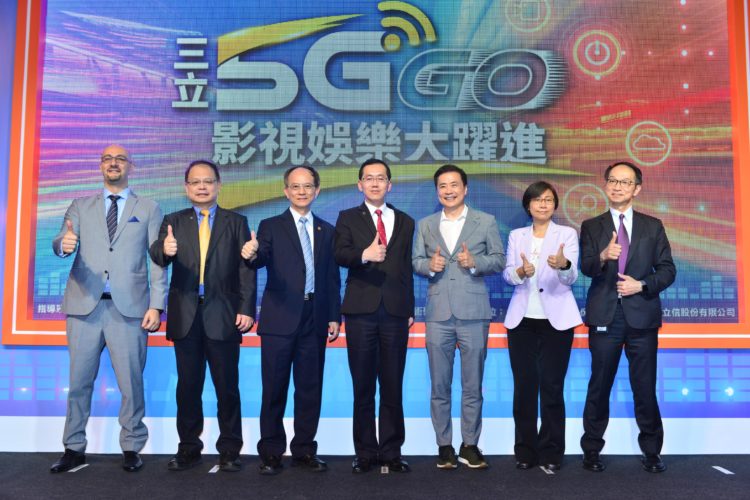 由左至右：台灣夏普張凱傑總經理、大甲鎮瀾宮鄭銘坤副董事長、經濟部工業局顏鳳旗副組長、三立集團張榮華總經理、工業技術研究院張培仁副院長、中華電信行動通信分公司連秋銘副總工程師