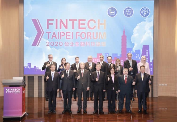 2020台北金融科技論壇，主辦單位與外館長官合影