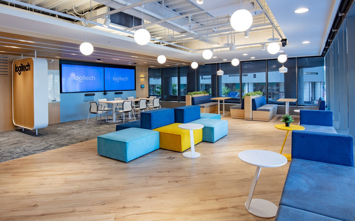 Logitech 去年成立的 Logitech for Business 商務協作展示中心，提供沉浸式空間展示與專人導覽，讓企業全面體驗混合辦公。成立一年來，已吸引超過 2000 家企業、500 多名訪客，廣受好評，展現數位轉型的強勁趨勢。