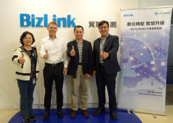 貿聯資訊長Peili Wu(左一)、營運長Florian Hettich (左二)、總經理鄧劍華(右二)與NTT DATA總經理謝禎國(右一)於專案啟動會議合影