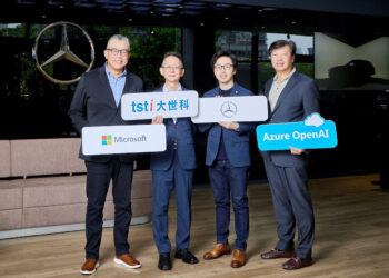 大同世界科技攜手台灣微軟導入 Azure OpenAI 服務和語音辨識系統，開發出「ibo.ai 全方位企業智慧對話機器人」，並應用於台灣賓士「Mercedes-Benz Pass 賓士暢行」APP，助力智慧客服系統轉型。圖片由左至右依序為台灣微軟全球合作夥伴解決方案事業群總經理陳仲儒、大世科總經理黃文宏、台灣賓士顧客體驗協理莊成瀚、台灣微軟商務事業群總經理李光耀。