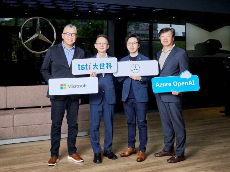 大同世界科技攜手台灣微軟導入 Azure OpenAI 服務和語音辨識系統，開發出「ibo.ai 全方位企業智慧對話機器人」，並應用於台灣賓士「Mercedes-Benz Pass 賓士暢行」APP，助力智慧客服系統轉型。圖片由左至右依序為台灣微軟全球合作夥伴解決方案事業群總經理陳仲儒、大世科總經理黃文宏、台灣賓士顧客體驗協理莊成瀚、台灣微軟商務事業群總經理李光耀。