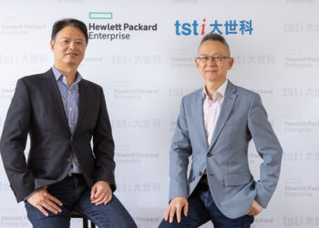 HPE 標準運算系統暨數位銷售事業處副總經理郭裕昇（左）、大世科總經理黃文宏（右）共同表示，因應生成式AI浪潮，兩家公司結合雙方的AI技術與顧問能量共同推出大世科OneAi解決方案，可助企業將AI與商業流程無縫整合，助力企業達成數位轉型的目標。