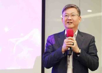 鼎新電腦總裁葉子禎鼓勵Z世代學子們，以全新視角開展數智驅動AI應用領域。