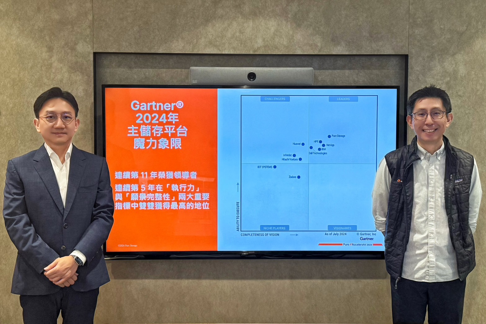 【圖說一】pure Storage重塑檔案服務，重新定義企業級靈活性與簡易性標準。圖為pure Storage台灣區總經理周正平（左），pure Storage大中華區技術總監何與暉（右）。