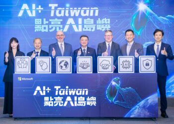台灣微軟今日宣布啟動「AI+ Taiwan」計畫，（左起）行政院發言人李慧芝、行政院秘書長龔明鑫、美國在台協會處長谷立言、行政院院長卓榮泰、微軟全球 Office 365 企業及雲端工程資深副總裁 Paul Lorimer、台灣微軟總經理卞志祥、金融監督管理委員會政務副主任委員陳彥良皆蒞臨記者會現場共襄盛舉。