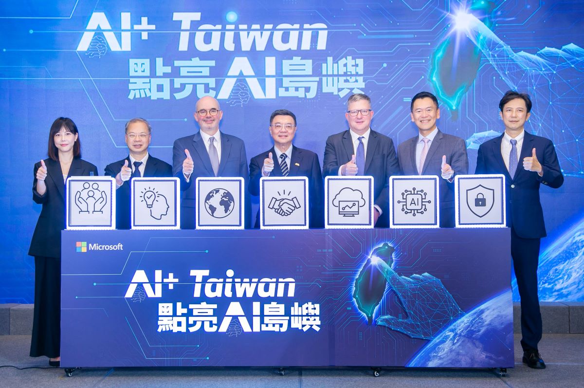 台灣微軟今日宣布啟動「AI+ Taiwan」計畫，（左起）行政院發言人李慧芝、行政院秘書長龔明鑫、美國在台協會處長谷立言、行政院院長卓榮泰、微軟全球 Office 365 企業及雲端工程資深副總裁 Paul Lorimer、台灣微軟總經理卞志祥、金融監督管理委員會政務副主任委員陳彥良皆蒞臨記者會現場共襄盛舉。