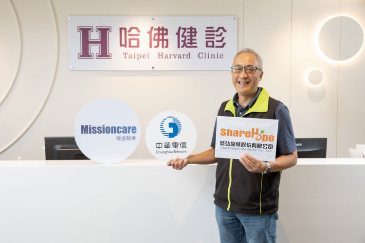 ◤ 盛弘醫藥股份有限公司資訊企劃室副總經理何偉光表示，敏盛醫療體系除包含眾所熟知的敏盛醫院外，還包括負責經營管理的盛弘，以及躍獅連鎖藥局、方鼎資訊、哈佛健檢…等多樣化事業體。