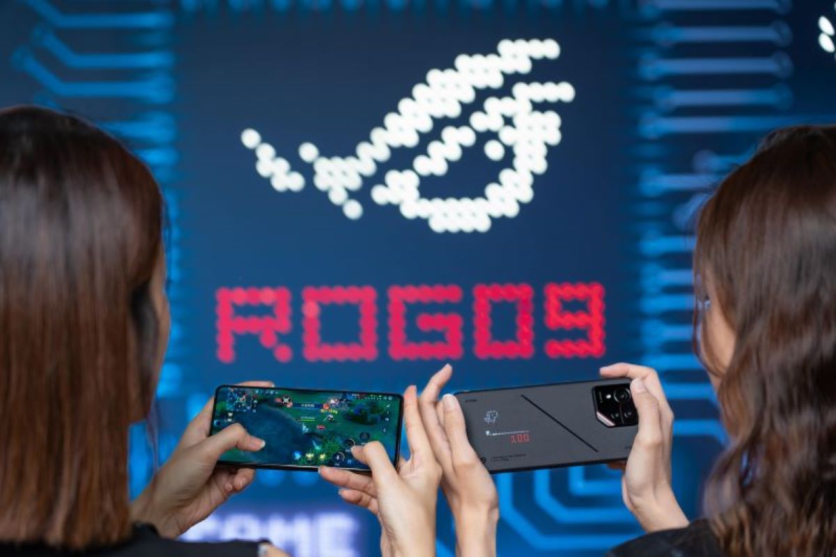 ROG Phone 9 Pro的AniMe Vision顯示器還能化身「AniMe Play好玩遊戲區」（如圖右），手機反面也可以玩！