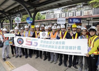 交通部科資司黃新薰司長、前交通部王國財部長、鐵道局楊正君局長以及台鐵公司杜微董事長，共同參與「5G帶動智慧交通技術與服務創新及產業發展計畫」，標誌臺灣在智慧交通領域邁向更進一步的發展。