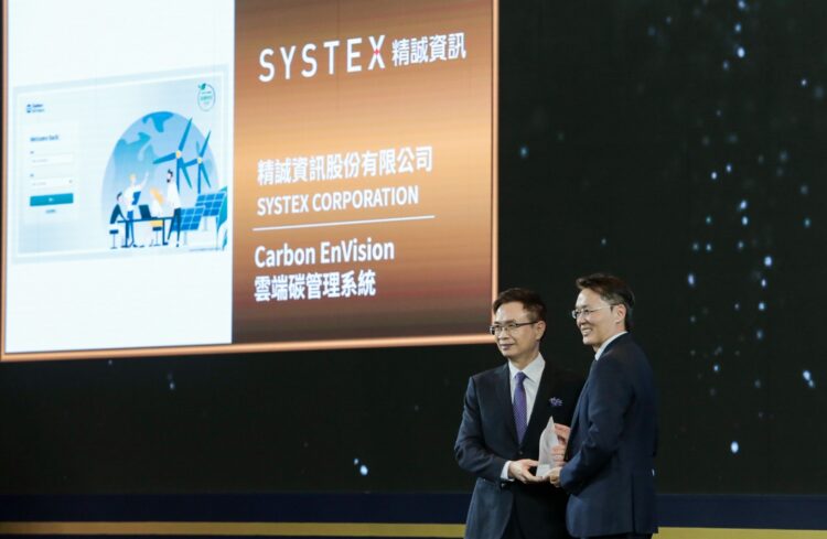 精誠資訊「carbon Envision雲端碳管理系統」榮獲「2025台灣精品獎–銀質獎」，由數位永續事業部劉勝登資深協理(右)代表領獎。