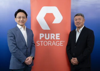 圖為Pure Storage亞洲區副總裁張思華（右），Pure Storage台灣區總經理周正平（左）。