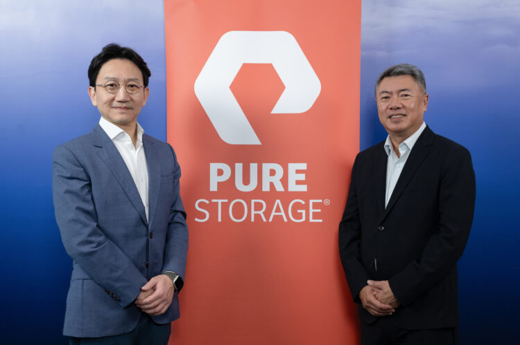 圖為Pure Storage亞洲區副總裁張思華（右），Pure Storage台灣區總經理周正平（左）。