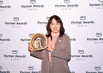 伊雲谷數位科技執行長林儀蒞臨「2024 Aws Reinvent 合作夥伴頒獎典禮」代表領獎