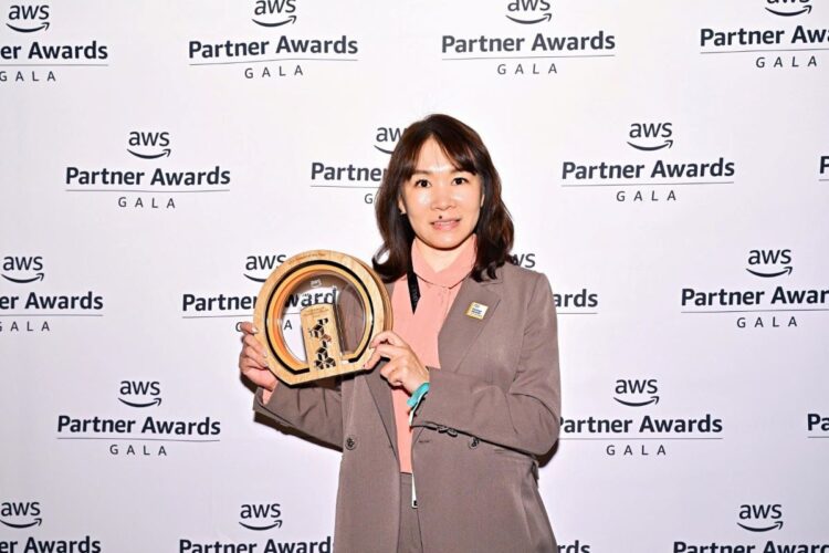 伊雲谷數位科技執行長林儀蒞臨「2024 Aws Reinvent 合作夥伴頒獎典禮」代表領獎