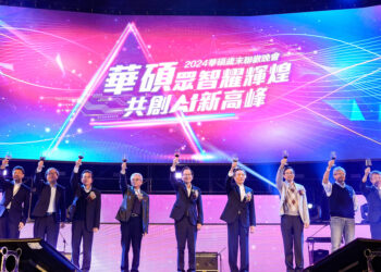 華碩董事長施崇棠率領主管團隊向全體同仁敬酒致謝。