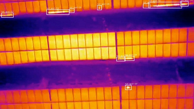 ◤ 雲科大IRIS中心以AI技術打造太陽能模組IR熱斑自動檢測方案,能精準辨識並標記IR影像中的熱斑位置,有效協助快速檢測並防範熱斑引發的效能損失與安全風險。
