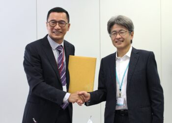 拍檔科技總經理暨wixtar董事長王保鋅(左)與qualica高律科社長阿久津晃昭(右)簽約合影。(圖由wixtar星益欣提供)