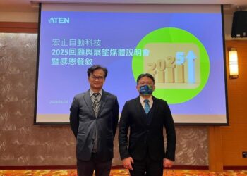 宏正自動科技資深副總經理林勇達(右)及財務長暨發言人田慶威(左)