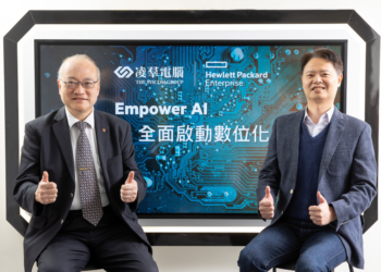 ◤ 凌羣電腦總經理劉瑞隆（左）、HPE經銷夥伴事業處標準運算系統暨數位銷售事業處副總經理郭裕昇（右）表示，凌羣電腦、HPE將攜手推廣NeuroChain生成式AI解決方案，助力臺灣產業加速升級，提升全球競爭力。