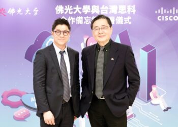 思科與佛光大學攜手推動AI智慧校園安全管理，透過智慧影像分析平台進行校園的危險偵測與安全管理，提升校園智慧化與安全性。圖左至右分別是思科台灣總經理林岳田和佛光大學校長趙涵㨗。