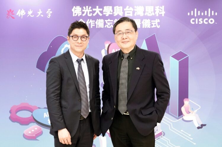 思科與佛光大學攜手推動AI智慧校園安全管理，透過智慧影像分析平台進行校園的危險偵測與安全管理，提升校園智慧化與安全性。圖左至右分別是思科台灣總經理林岳田和佛光大學校長趙涵㨗。
