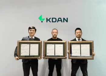 凱鈿三項ISO授證儀式：凱鈿點點簽事業群副總經理張博瀚(中)、勤業眾信確信服務協理周哲賢(左)、BSI企業服務部副協理林應祥(右)