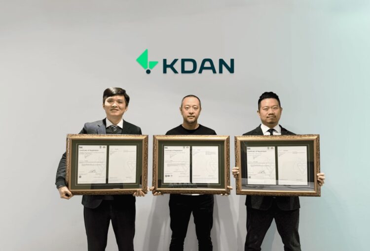 凱鈿三項ISO授證儀式：凱鈿點點簽事業群副總經理張博瀚(中)、勤業眾信確信服務協理周哲賢(左)、BSI企業服務部副協理林應祥(右)