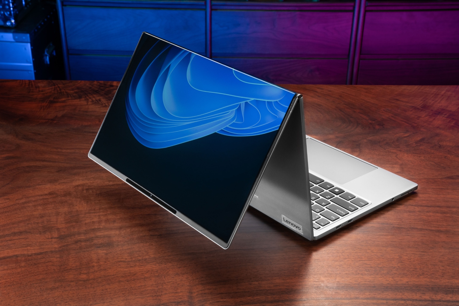 Lenovo ThinkBook AI Flip 概念筆電可在多種工作模式間自由切換，軟硬體結合重新定義 AI 商務筆電的可能性