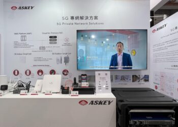 亞洲最大！2025智慧城市展今隆重登場，華碩以「智慧連結，創新城市未來」為題，與「亞旭電腦」、「台智雲」和「華碩智行」等集團子公司攜手，於現場聯合展示旗下最新智慧物聯網、智慧視覺辨識與儲能技術，並結合強大AI算力、5G專網及智慧支付解決方案，盼藉此引領全球城市升級轉型，樹立永續典範，擘劃數位生活新藍圖！ 華碩共同執行長胡書賓表示，「近來華碩傾力推動全球智慧城市轉型，藉由AIoT技術與創新整合解決方案，形塑兼具智慧、高效與永續的城市環境；未來，亦會持續深化與全球夥伴合作，優化各地市民生活品質，打造更加便捷、安全的綠能智慧城市。」 城市革新 ‧ 全面啟動！ 華碩堅信智慧城市不僅可增加城市運營效率，為市民打造更智慧節能、便捷與永續的環境，還能打破地域限制，快速複製成功經驗，就像與歐洲合作夥伴EPS Global共同推出的智慧停車解決方案，亦於中國、匈牙利、賽普勒斯、沙烏地阿拉伯及羅馬尼亞等國城市落地實踐；日後也將以更多創新技術驅動智慧交通、能源管理再造進化，善盡企業社會責任，躋身世界綠色高科技領導群。 智慧城市核心引擎：5G x AI x物聯網 本次參展陣容堅強，包括：台智雲的雲端與超算技術，可協助企業快速部署AI，促進數位治理與智慧交通發展；同時，還有亞旭電腦的先進5G專網解決方案，能提供智慧製造、智慧城市穩定又可靠的連接基礎設施；以及由華碩物聯網與華碩智行所帶來的AI視覺辨識，應用層面涵蓋智慧停車管理和智慧交通監控等領域，讓行車更安全順暢。 邁向低碳永續生活 此外，華碩除致力投入台灣智慧城市發展，亦積極與世界各地的智慧城市互聯交流，共同應對人類當前面臨的環境挑戰，例如：針對地球暖化、氣候變遷，台智雲的智慧水循環與能效提升方案，即有助城市高效管理資源，減少碳足跡，強化綠色競爭力，為2050溫室氣體淨零排放(net zero emission)目標盡心力，用實際行動守護你我家園。