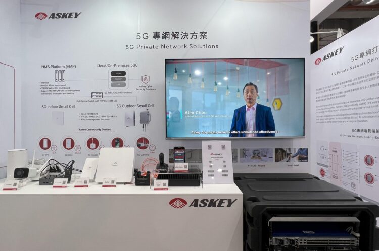 亞洲最大！2025智慧城市展今隆重登場，華碩以「智慧連結，創新城市未來」為題，與「亞旭電腦」、「台智雲」和「華碩智行」等集團子公司攜手，於現場聯合展示旗下最新智慧物聯網、智慧視覺辨識與儲能技術，並結合強大AI算力、5G專網及智慧支付解決方案，盼藉此引領全球城市升級轉型，樹立永續典範，擘劃數位生活新藍圖！ 華碩共同執行長胡書賓表示，「近來華碩傾力推動全球智慧城市轉型，藉由AIoT技術與創新整合解決方案，形塑兼具智慧、高效與永續的城市環境；未來，亦會持續深化與全球夥伴合作，優化各地市民生活品質，打造更加便捷、安全的綠能智慧城市。」 城市革新 ‧ 全面啟動！ 華碩堅信智慧城市不僅可增加城市運營效率，為市民打造更智慧節能、便捷與永續的環境，還能打破地域限制，快速複製成功經驗，就像與歐洲合作夥伴EPS Global共同推出的智慧停車解決方案，亦於中國、匈牙利、賽普勒斯、沙烏地阿拉伯及羅馬尼亞等國城市落地實踐；日後也將以更多創新技術驅動智慧交通、能源管理再造進化，善盡企業社會責任，躋身世界綠色高科技領導群。 智慧城市核心引擎：5G x AI x物聯網 本次參展陣容堅強，包括：台智雲的雲端與超算技術，可協助企業快速部署AI，促進數位治理與智慧交通發展；同時，還有亞旭電腦的先進5G專網解決方案，能提供智慧製造、智慧城市穩定又可靠的連接基礎設施；以及由華碩物聯網與華碩智行所帶來的AI視覺辨識，應用層面涵蓋智慧停車管理和智慧交通監控等領域，讓行車更安全順暢。 邁向低碳永續生活 此外，華碩除致力投入台灣智慧城市發展，亦積極與世界各地的智慧城市互聯交流，共同應對人類當前面臨的環境挑戰，例如：針對地球暖化、氣候變遷，台智雲的智慧水循環與能效提升方案，即有助城市高效管理資源，減少碳足跡，強化綠色競爭力，為2050溫室氣體淨零排放(net zero emission)目標盡心力，用實際行動守護你我家園。