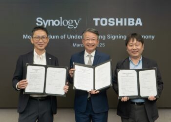 Synolgy 群暉科技董事長暨執行長翁英暉（中）期待能與台灣東芝電子更深化合作關係，提供更符合客戶需求的資料管理解決方案。另東芝電子元件及儲存裝置株式會社儲存產品銷售與行銷部總經理外山淳史（右），及台灣東芝電子零組件股份有限公司董事長塩出浩一（左）也肯定與 Synology 合作能為客戶創作更多價值。