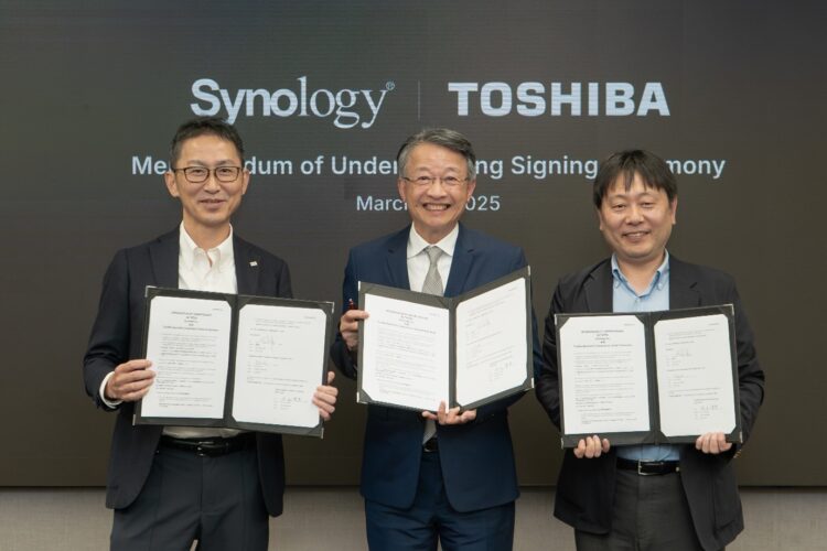 Synolgy 群暉科技董事長暨執行長翁英暉(中)期待能與台灣東芝電子更深化合作關係,提供更符合客戶需求的資料管理解決方案。另東芝電子元件及儲存裝置株式會社儲存產品銷售與行銷部總經理外山淳史(右),及台灣東芝電子零組件股份有限公司董事長塩出浩一(左)也肯定與 Synology 合作能為客戶創作更多價值。
