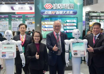 台北智慧城市展開展, 副總統蕭美琴至凌群主題館參觀;照片右起：TCA彭双浪理事長、凌群電腦劉瑞隆總經理、蕭美琴副總統及金管會陳彥良副主委