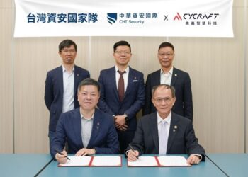 中華資安斥資 6,500 萬入股奧義智慧母公司賽博創新科技。（前排左至右）賽博創新科技共同創辦人兼CEO吳明蔚、中華資安董事長陳明仕；（後排左至右）賽博創新科技共同創辦人兼CTO邱銘彰、共同創辦人兼CISO叢培侃，以及中華資安總經理洪進福。