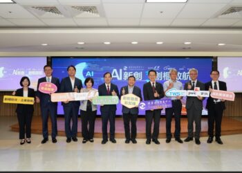 國發會劉鏡清主任委員(右五)、證期局張振山局長(左五)、櫃買中心簡立忠董事長(右四)、櫃買中心陳麗卿總經理(左四)、台智雲謝明傑董事長(右三)、吳漢章總經理(左三)、台智雲AI超算加速器計畫周秉輝執行長(右一)、資誠周建宏所長(右二)、徐聖忠營運長(左二)及資誠張淑瓊會計師(左一)於「AI新創．創櫃啟航」專案啟動記者會合影留念。